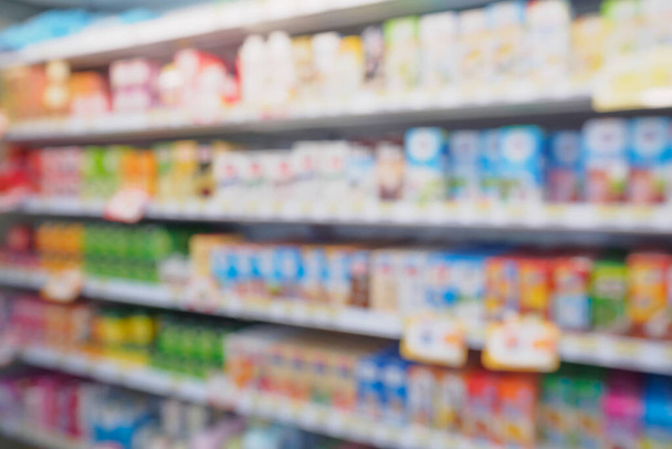 hämärtää jääkaappi elintarvikkeiden maidon ja maitotuotteiden hyllyt supermarketissa lähikaupassa tausta - Valokuva, kuva