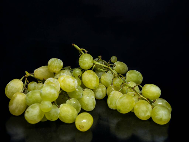Słodkie zielone winogrona na czarnym tle - Zdjęcie, obraz