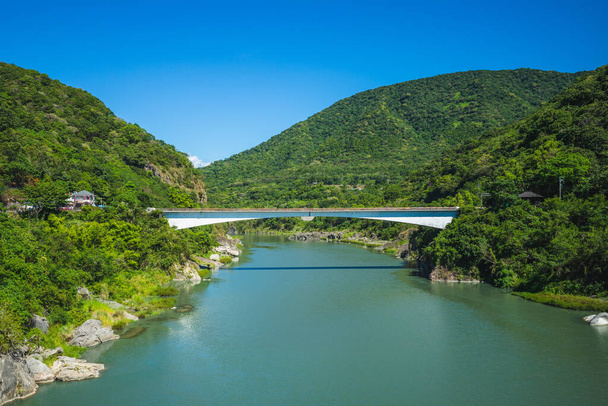 Ponte Changhong sobre o rio Xiuguluan em Hualien, Taiwan
 - Foto, Imagem