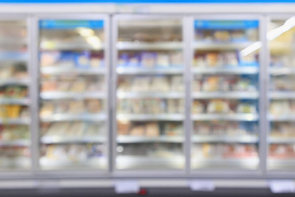 supermarkt commerciële koelkasten diepvries tonen bevroren voedingsmiddelen abstracte wazige achtergrond - Foto, afbeelding
