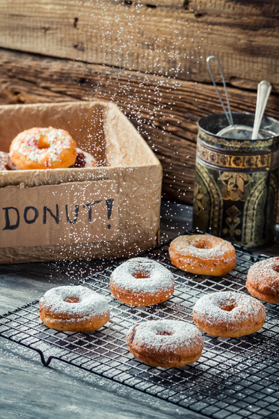 Closeup of falling icing sugar on fresh donuts - Valokuva, kuva