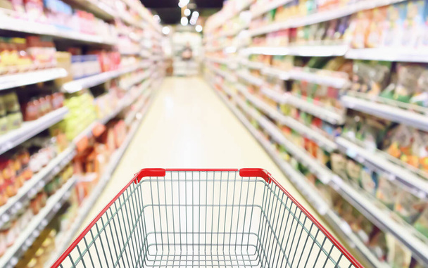 Abstract wazig supermarkt gangpad met blik voedsel en snack product op planken gedefocuste achtergrond - Foto, afbeelding