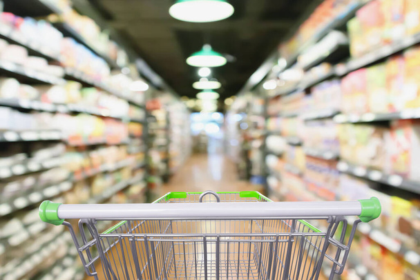Supermarkt Gang und Produktregale Hintergrund mit leeren Warenkorb - Foto, Bild