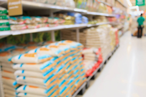 Prateleiras de arroz em supermercado loja desfocado fundo
 - Foto, Imagem