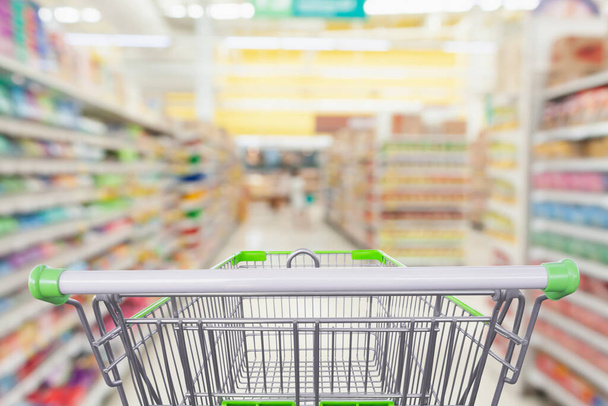 Проход супермаркета с пустой корзиной в продуктовом магазине - Фото, изображение