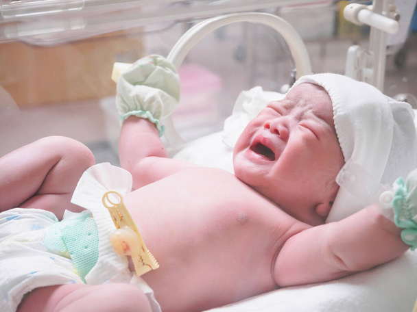 νεογέννητο βρέφος κοιμάται στην θερμοκοιτίδα στο νοσοκομείο - Φωτογραφία, εικόνα