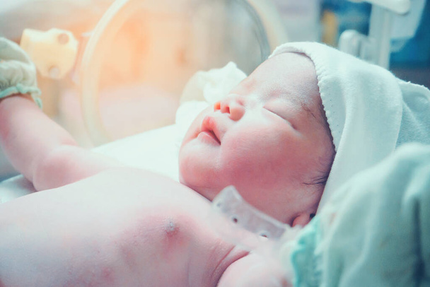 Noworodek dziewczynka wewnątrz inkubatora w szpitalu poporodowy pokój - Zdjęcie, obraz