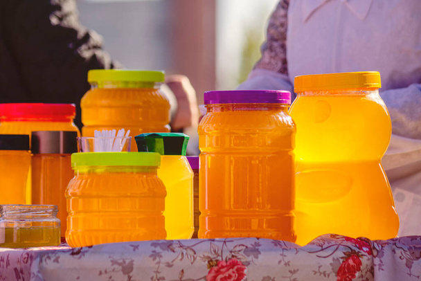 Bosproducten voor de bijenteelt - Bashkir-bijenhoning van verschillende rassen in potten. Leuke cadeaus van de zomer. - Foto, afbeelding