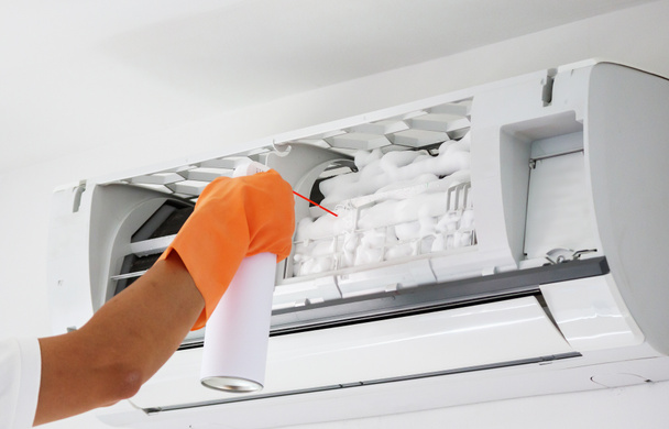 air conditioner cleaning with spray foam cleaner - Foto, imagen