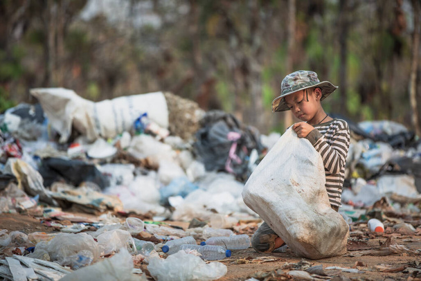 Los niños son basura para seguir vendiendo debido a la pobreza, Día Mundial del Medio Ambiente, concepto de pobreza - Foto, imagen