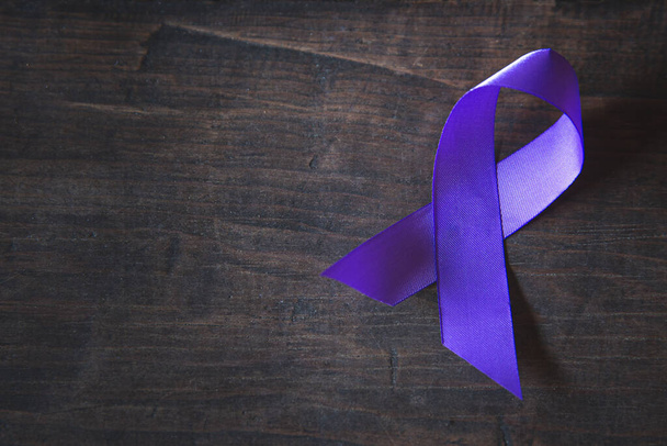 Фіолетова стрічка на фоні чорного дерева, рак підшлункової залози, усвідомлення епілепсії, усвідомлення домашнього насильства, Всесвітній день раку
 - Фото, зображення