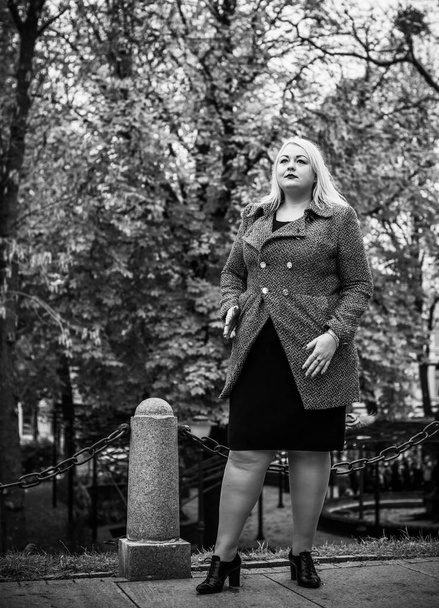 Concept of fashion for big women. Lifestyle of modern lady in big city life. Ideas for ladies. Life of Beautiful Young Woman xxl size - Valokuva, kuva