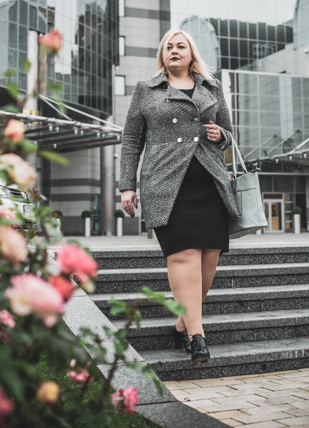 Concept of fashion for big women. Lifestyle of modern lady in big city life. Ideas for ladies. Life of Beautiful Young Woman xxl size - Foto, imagen