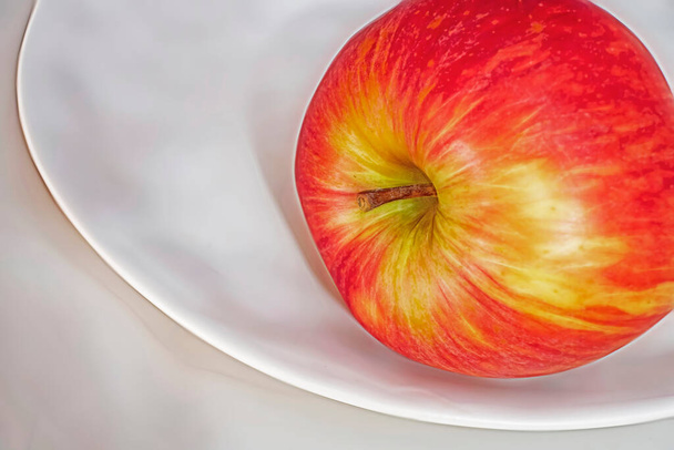 Beyaz tabakta kırmızı elmalar - Fotoğraf, Görsel