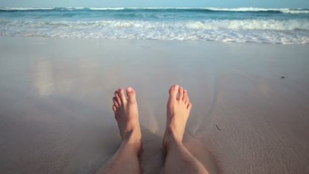 dziewczyna siedzi na plaży - Materiał filmowy, wideo
