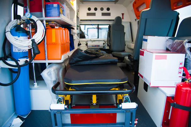 Dentro de un coche ambulancia con equipo médico. Medicina y asistencia sanitaria - Foto, imagen