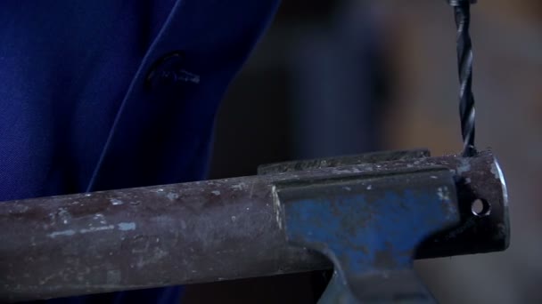 Fazendo um buraco em um objeto de metal duro
 - Filmagem, Vídeo