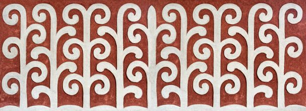 赤い壁の白い装飾-植物の成長の形のパノラマの救済 - 写真・画像