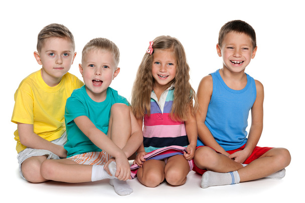sitzen vier fröhliche Kinder - Foto, Bild