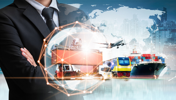 Uomo d'affari in possesso di globo digitale in palma per la logistica importazione esportazione sfondo e container merci nave trasporto concetto - Foto, immagini