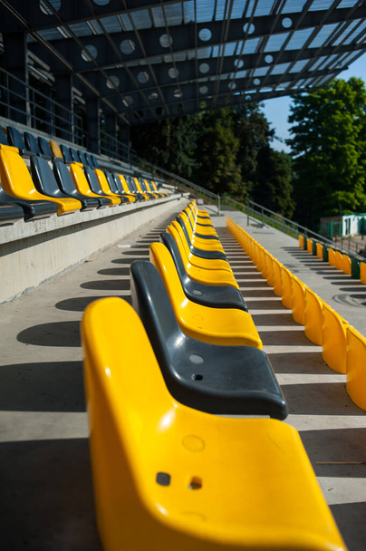 Пустые места для зрителей на стадионе - Фото, изображение