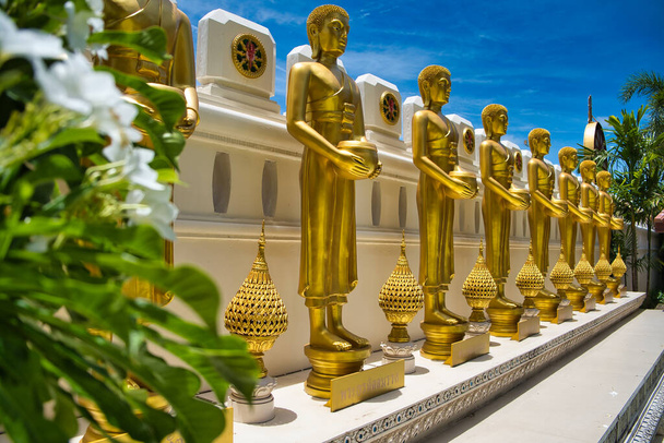 寺院で黄金の仏像を祈る仏像 - 写真・画像