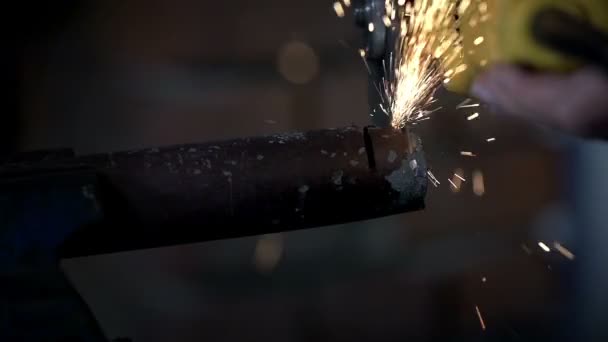 Eine Kerbe in Metallstange mit Fräser machen - Filmmaterial, Video