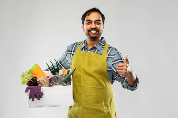 jardineiro indiano ou agricultor com caixa de ferramentas de jardim - Foto, Imagem