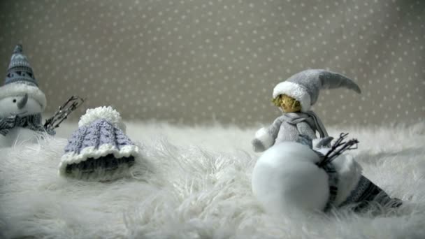 Berretto con nappa posata su morbida pelliccia bianca
 - Filmati, video