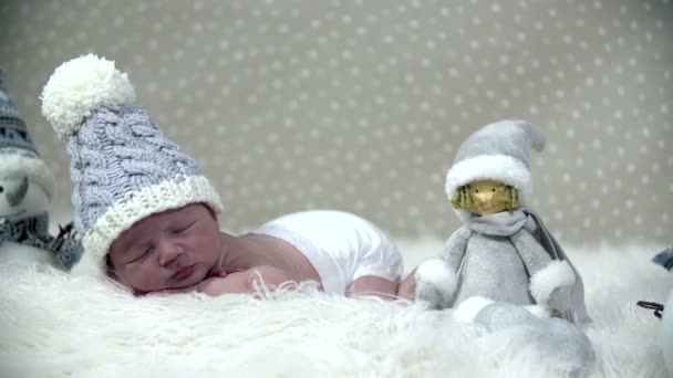 Baby schläft in einem Winder, der wie Szene aussieht - Filmmaterial, Video