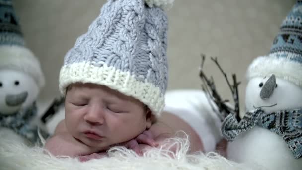 Baby schläft zwischen zwei Schneemännern - Filmmaterial, Video