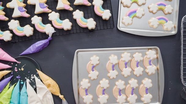 Paso a paso. Acostado. Decoración de galletas de azúcar unicornio con glaseado real en bandeja para hornear. - Foto, Imagen