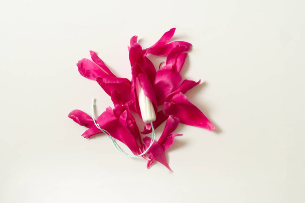 Tampons. Menstruation Zeitraum Konzept. Hygienischer weißer Tampon für Frauen. Menstruation - Foto, Bild