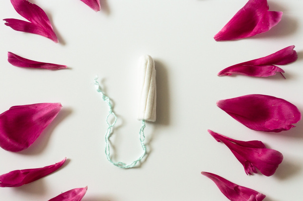 Tampones. Concepto de período de menstruación. Tampón blanco higiénico para mujeres. Menstruación - Foto, imagen