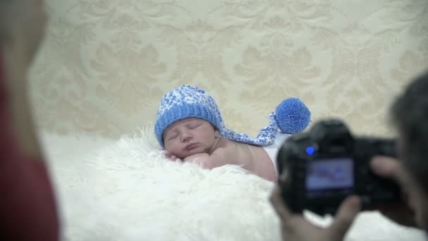Photographer takes pictures of a baby in a winter scene - Footage, Video