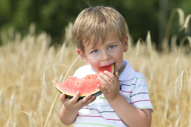 fiú enni görögdinnye - Fotó, kép