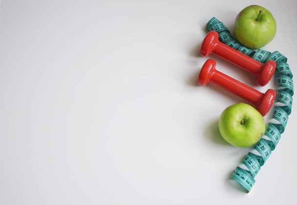 Διατροφή σχέδιο έννοια με φρέσκα φρούτα και αλτήρες σε λευκό απομονωμένο φόντο - Φωτογραφία, εικόνα