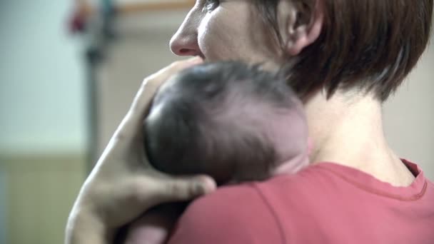 Mère tenant son bébé près de son épaule
 - Séquence, vidéo