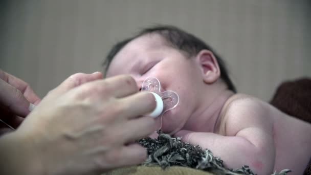 baby recht op het moment toen hij een fopspeen krijgt - Video