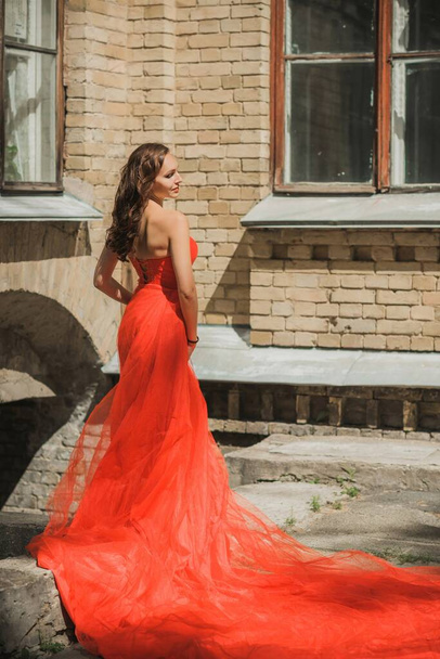 Concetto di abiti da sera, elegante stile fantasia. Donna in abito rosso da sera. Abbigliamento donna, ispirazione  - Foto, immagini