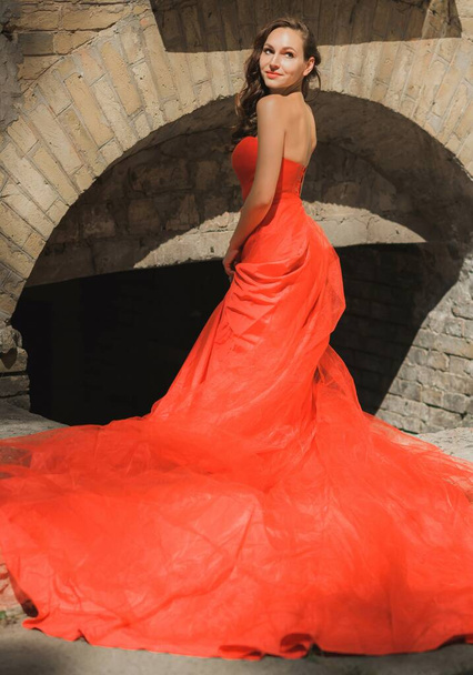 Akşam elbisesi konsepti, şık bir tarz. Kırmızı elbiseli kadın. Hanımlar için kıyafetler, ilham.  - Fotoğraf, Görsel