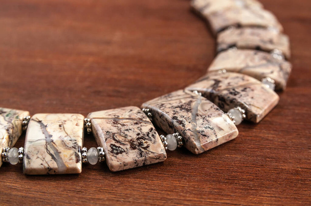 ожерелье из Урала Джаспера на деревянном фоне - Фото, изображение