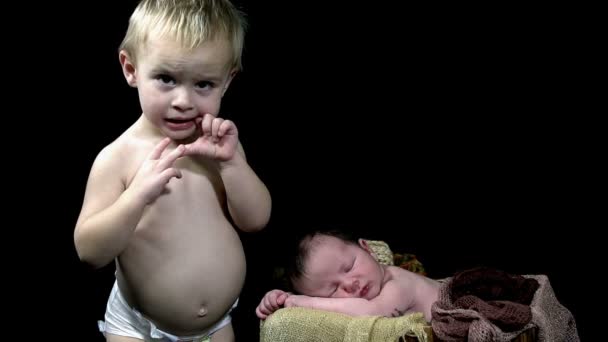 Pequeno e pequeno menino juntos em uma cena
 - Filmagem, Vídeo