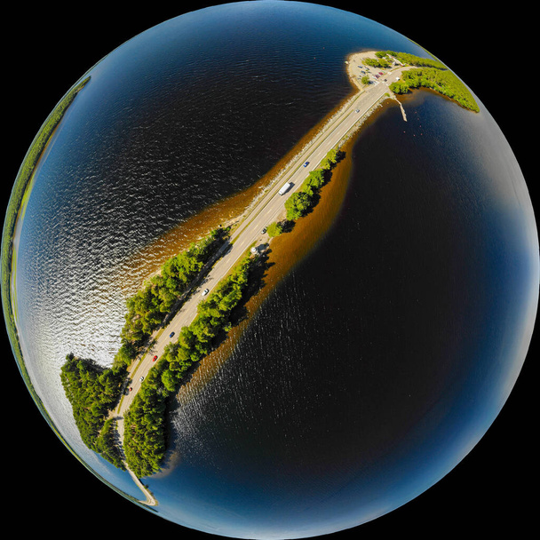 Aerial panoraamanäkymät pienen planeetta Pulkkilanharju Ridgen muodossa Paijanne järvellä, Paijanne kansallispuisto, Suomi. Lennokkivalokuvaus - Valokuva, kuva