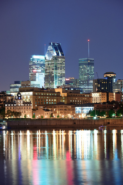 Montreal over rivier in de schemering - Foto, afbeelding