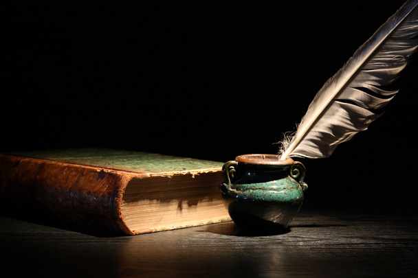 Ročník zátiší se starou knihou a brk pero na tmavém pozadí - Fotografie, Obrázek