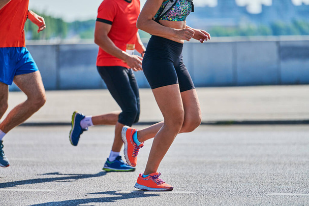 Biegające kobiety. Sport kobiety jogging w odzieży sportowej na drodze miasta. Zdrowy styl życia, hobby fitness. Wyścig uliczny maraton, bieganie na świeżym powietrzu - Zdjęcie, obraz