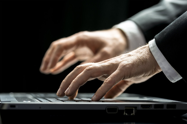 Businessman typing on his laptop computer - Zdjęcie, obraz