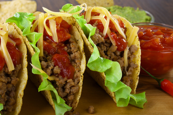 Tacos à la viande hachée et salsa de tomates
 - Photo, image