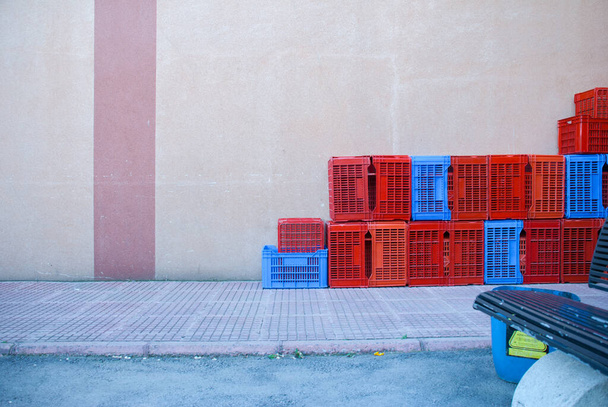 barevné plastové nádoby na ulici - Fotografie, Obrázek